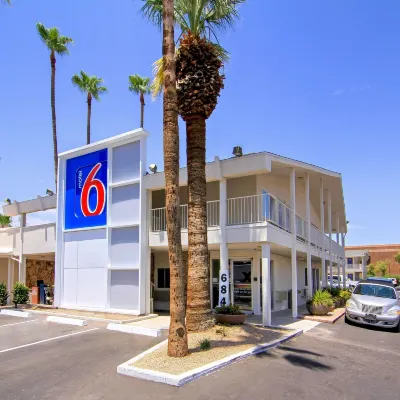 Motel 6 Scottsdale, AZ - Old Town Scottsdale/Fashion Square Отели рядом с достопримечательностью «Кемелбэк-Ист»