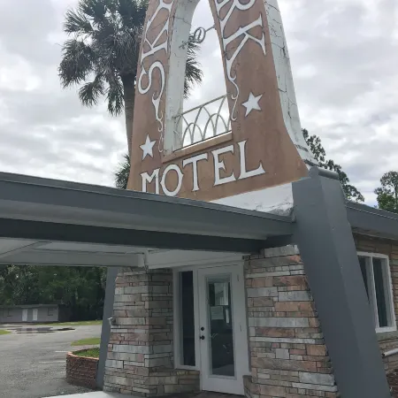 Skylark Motel