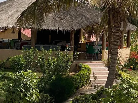 Hotel & Campement du Lac Rose Отели в г. Рюфиск