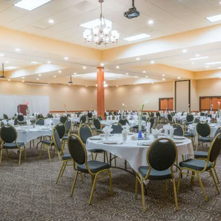 Ramada by Wyndham des Moines Tropics Resort & Conference Ctr