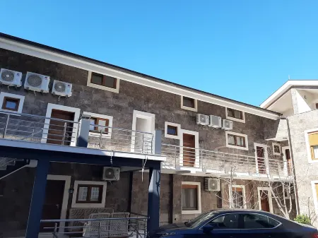 Waikiki Apartments Отели в г. Тиват