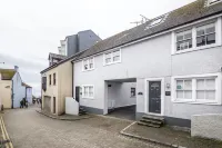 Harry's - 2 Bedroom Holiday Home - Tenby Hotels in Tenby