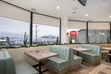 Ramada by Wyndham Kamloops Отели рядом с достопримечательностью «Камлупс»