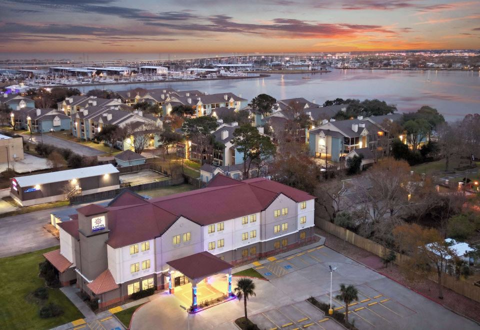 Captain Inn and Suites Seabrook-Kemah - Housity
