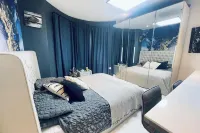 Artsy Retreat - Sleeps 6 Free Parking & Balcony