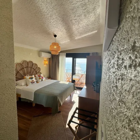 Ados Otel