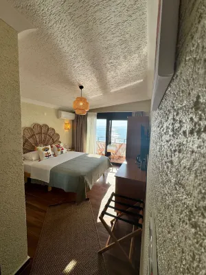 Ados Otel