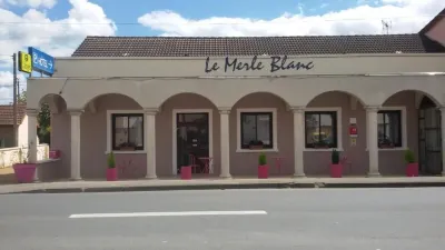 Le Merle Blanc Hotels in Digoin