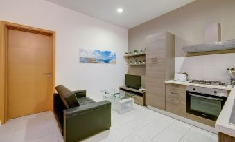 Modern 1Br Maisonette Steps from the Promenade