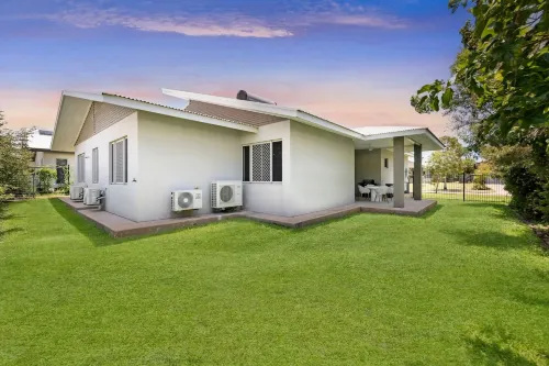 Zenhouse Harmony Modern Home Near CDU Hospital - Hot Tub