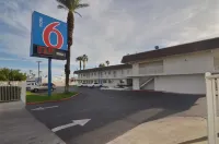 Motel 6 Indio, CA - Palm Springs - parking