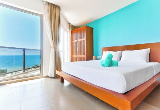 마나 리조트의 해변과 수영장 전경