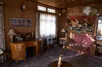 Shabrose Heritage Houseboats