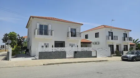 Stay M & L Villa Отели в г. Voroklini