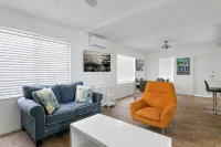 Spacious 1 Bedroom Apt at the Beach - chambre d’hôtes