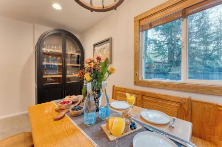 Westlake Cabin by Avantstay Hot Tub, Near Skiing, Walk to Restaurants & Lake!
