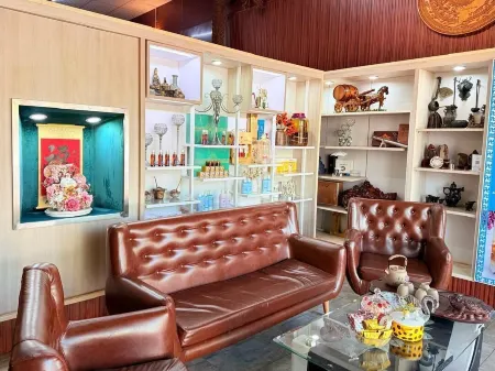 Doi Ngoai Bien Phong SPA Hotel Отели рядом с достопримечательностью «BMT Little Garden»