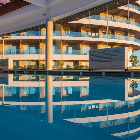 Ramla Bay Resort Отели рядом с достопримечательностью «Пляж Голден-Бэй»