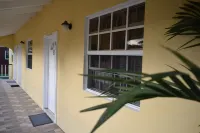 Justinn Apartments - Parking