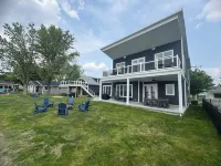 SUNSET RETREAT-Brand New Luxury 4BR, 4.5BA waterfront, best sunsets on the lake!
