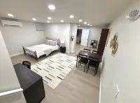 Stylish Ambiance and Spa-Like Amenities - Cozy Modern Retreat Hotel a Erie