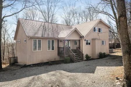 Cozy Retreat - 3 Fireplaces, Hot Tub, Fire Pit, Deck