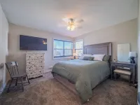 Tranquil 2-bedroom house with WiFi in charming Casper Casper Events Center附近的飯店