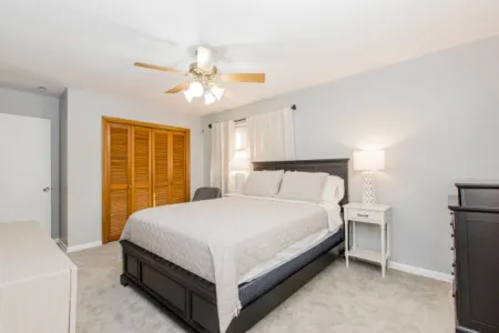 Charming 3-bedroom house in peaceful neighborhood Отели в г. Блумингтон