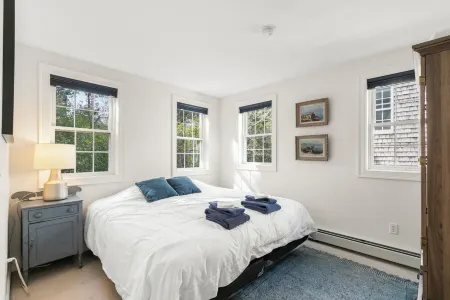 Central Ptown Gem / 2BR, AC, Patio / 2-Car Parking