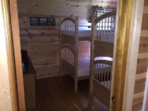 Private Lake House on 16 +/-  wooded acres, 80 + acre lake, 55 foot deep!! 艾昂縣住宿飯店