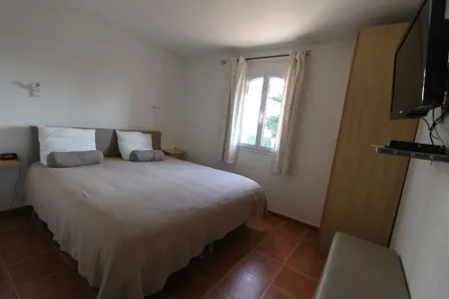 Cozy holiday home 7p in holiday park with large swimming pool in Arles, wifi, air conditioning