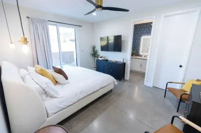 Charming Joshua Tree villa, Pool,Spa, Arcade-Game-Theatre Room, Mins to JT park!
