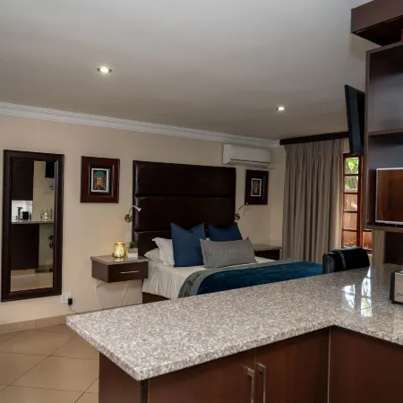 Casa Albergo Corporate Guest House Отели рядом с достопримечательностью «Торговый центр Wonderboom Junction»