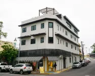 The Looking Glass Hotel Hotels near Walgreens