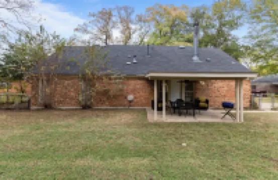 Midtown Fenced Yard & Patio- White Acres Retreat