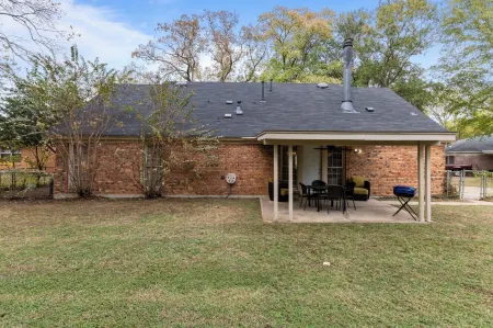 Midtown Fenced Yard & Patio- White Acres Retreat