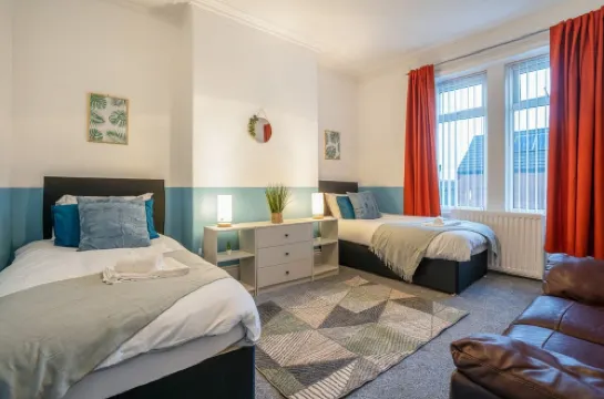 3 Bed-Free Parking-Close to City-by Holiday Homes