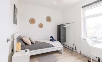 Free Parking - 4 Bedroom House