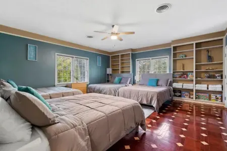 Private Heated Indoor Salt Water Pool House on 4 Acres! 2 Game Rooms & Fire Pit Отели в г. Пайни