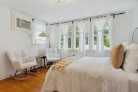 "Luxurious Retreat for Families, Couples & Work Getaways Cozy Oasis of Elegance!