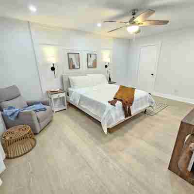 Huge 6-bedroom house with WiFi, fitness, Games and Comfort in Great Lake Rooms