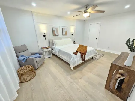 Huge 6-bedroom house with WiFi, fitness, Games and Comfort in Great Lake