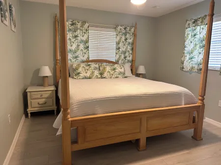 Charming 2-bedroom house with AC, WiFi on canal with Lake June access!