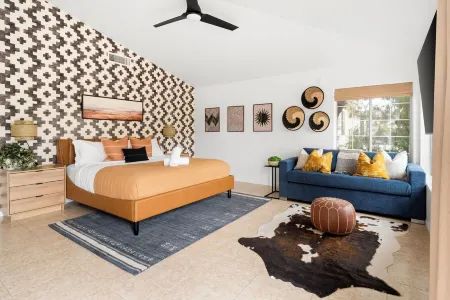 Heated Pool. Spacious Home w Lake Views. Sleeps 16 with tons of entertainment!