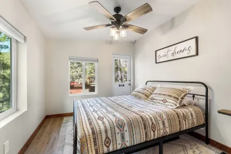 MTNSIDE Cabin with VIEWS by LYNX LAKE 20 min to TOWN