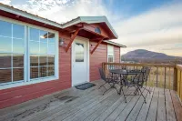 Red cabin with Panoramic Mountain View Cabin for 5