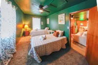 Granny’s House-A Groovy Getaway with Poker Shed! Walk to Walker Disc Golf Park!