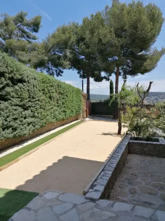 Magnificent villa with swimming pool and sea view