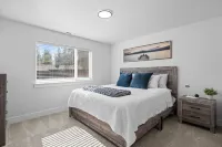 Modern 3Br, Fast WiFi, Free Parking, I-90 Access Hotels in Spokane Valley