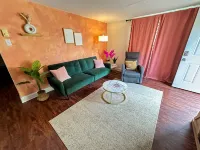 2 bedroom apartment: 10 minute drive to UT, convention center,downtown Knoxville